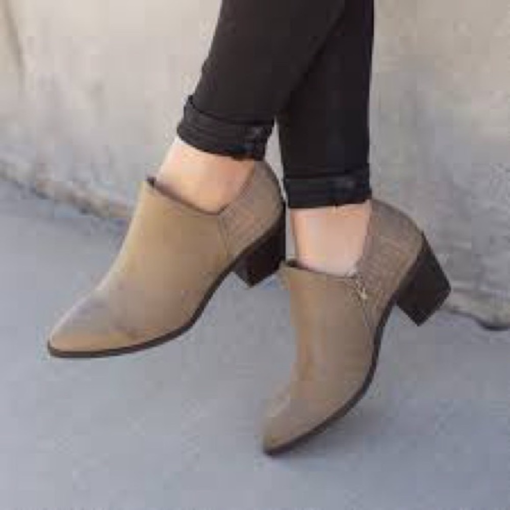Women’s Journee Collection Adison Brown Stylish Tan Ankle Boots Size 7.5 US!